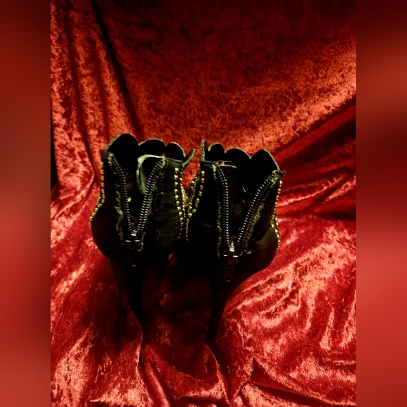 Stilleto platform heels made by JustFab black with gold studs like new beautiful - Picture 5 of 5